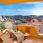 Apartmán Two Bedroom With Sea View & Balcony *