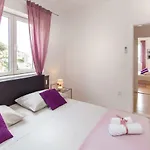 Two Bedroom With Sea View & Balcony Apartmán