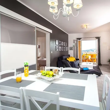 公寓 Two Bedroom With Sea View & Balcony *