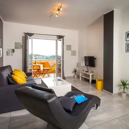 아파트 Two Bedroom With Sea View & Balcony *