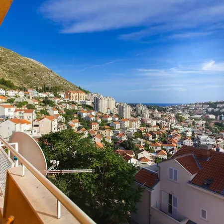 Two Bedroom With Sea View & Balcony 아파트 *