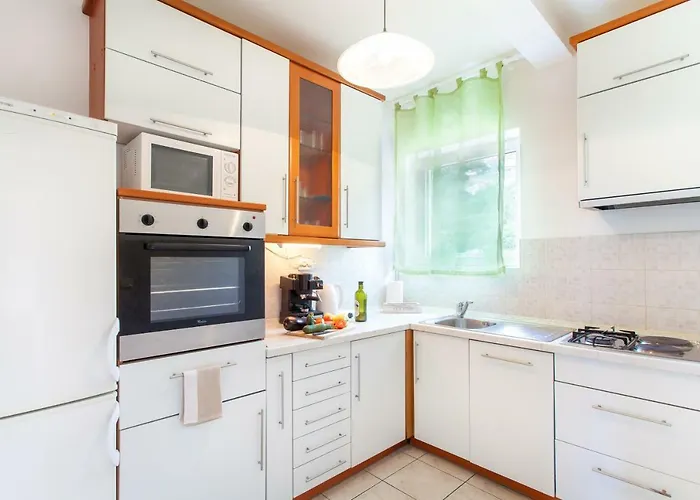 Two Bedroom With Sea View & Balcony 아파트 *