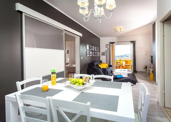 아파트 Two Bedroom With Sea View & Balcony *