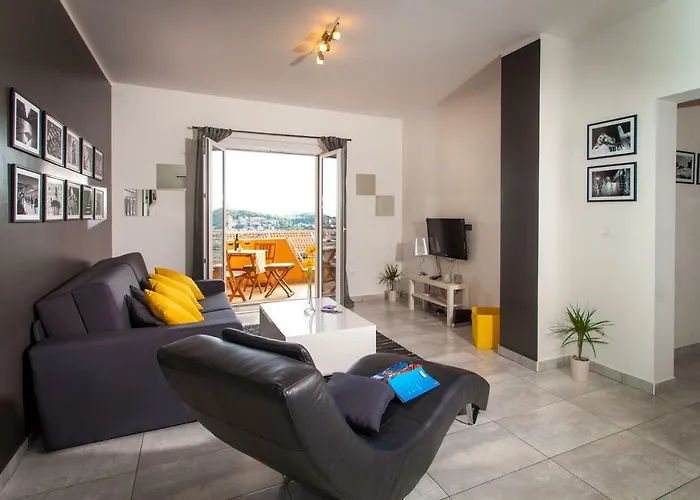 아파트 Two Bedroom With Sea View & Balcony *