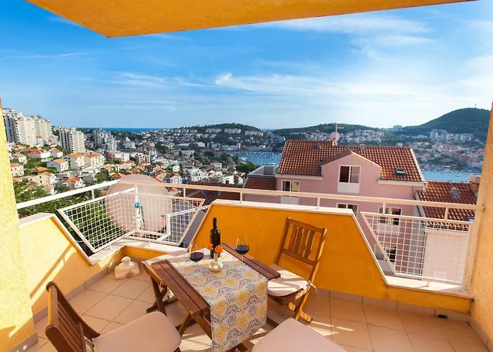 아파트 Two Bedroom With Sea View & Balcony *