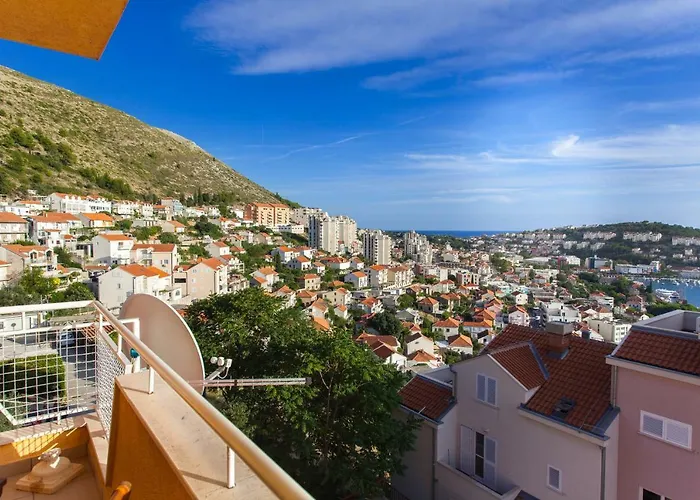 Two Bedroom With Sea View & Balcony 아파트 *