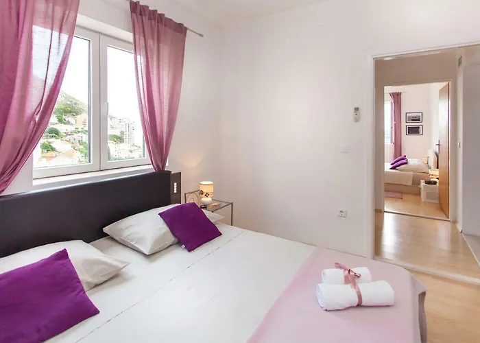Two Bedroom With Sea View & Balcony 아파트