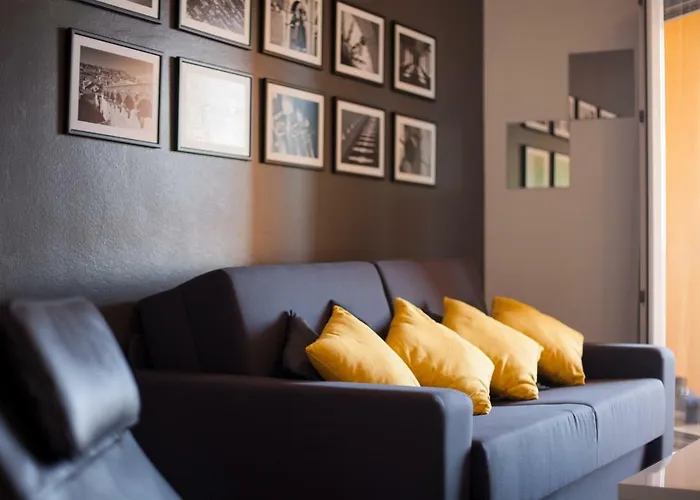 Two Bedroom With Sea View & Balcony 아파트 *